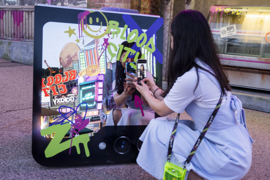 에버랜드를 찾은 고객이 '갤럭시Z플립5·폴드5' 체험존에 마련된 다양한 포토스팟에서 기념사진을 촬영하고 있다. 삼성전자 제공